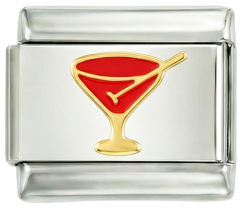 Roter Cocktail in seinem goldenen Glas